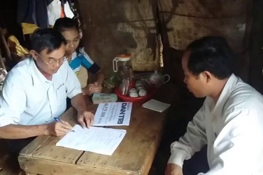 Trao quà cho gia đình em Kim Phượng