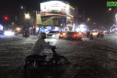 Mưa xối xả, người dân Đà Nẵng chật vật lội nước về nhà