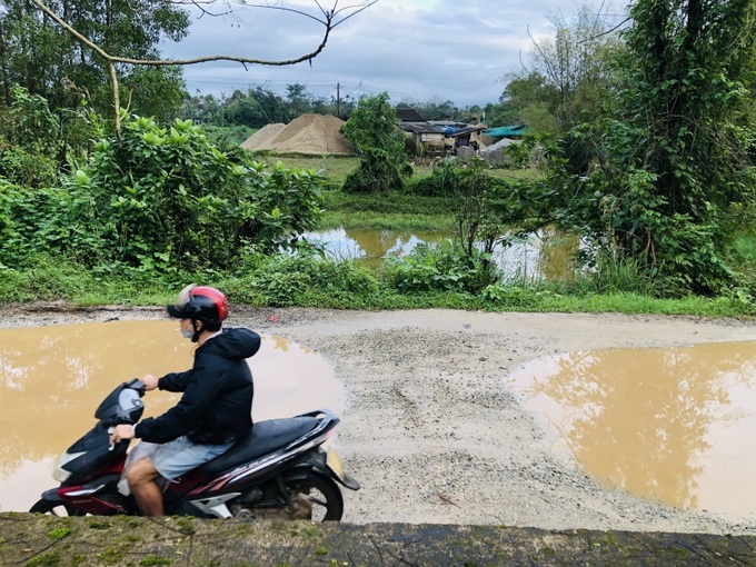 Theo người dân địa phương, tình trạng hư hỏng trên tuyến đường này đã xảy ra trong nhiều năm nay và một trong những thủ phạm lớn nhất khiến mặt đường thủng lỗ chỗ, dày đặc ổ voi là do các chuyến xe chở vật liệu xây dựng từ khu bãi tập kết cát, sỏi Cây Sen chạy qua.