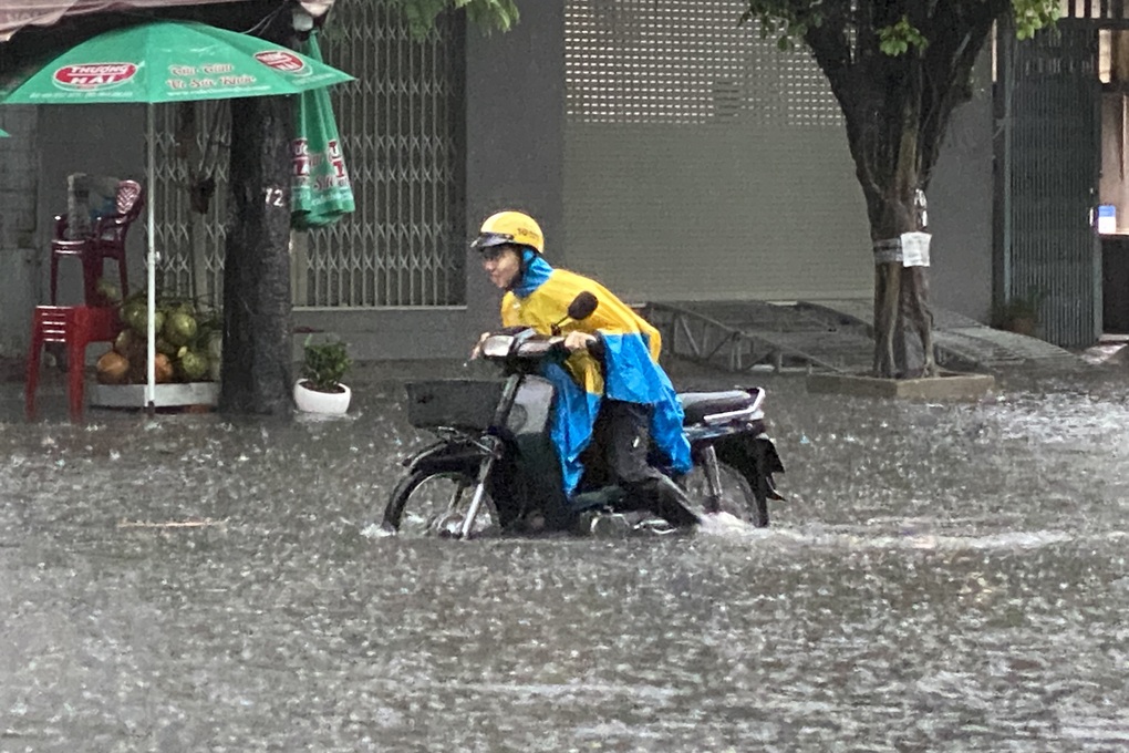 Mưa lớn trên 150mm từ sáng ở TPHCM, nhiều tuyến đường ngập nặng - 2 Mưa lớn trên 150mm từ sáng ở TPHCM, nhiều tuyến đường ngập nặng - 2