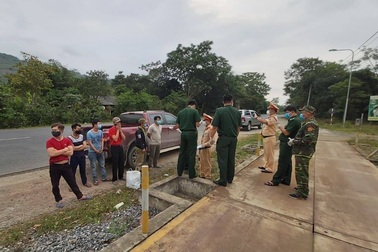 Truy đuổi 6 người nhập cảnh trái phép, định trốn cách ly