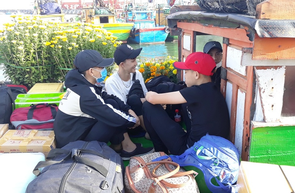 Vượt sóng “chở Tết” ra đảo - 7 Vượt sóng “chở Tết” ra đảo - 7