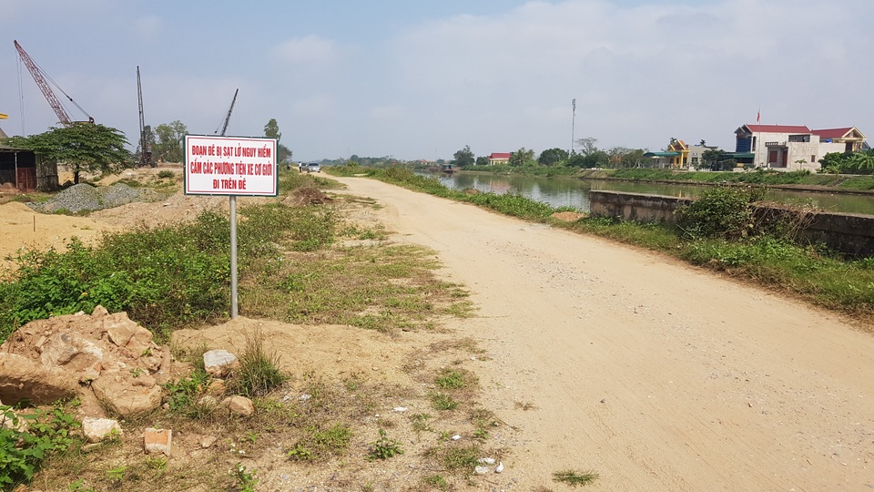 Ninh Bình: “Hà bá” đe dọa “nuốt” trăm mét đê, dân nơm nớp lo sợ - 1 Ninh Bình: “Hà bá” đe dọa “nuốt” trăm mét đê, dân nơm nớp lo sợ - 1
