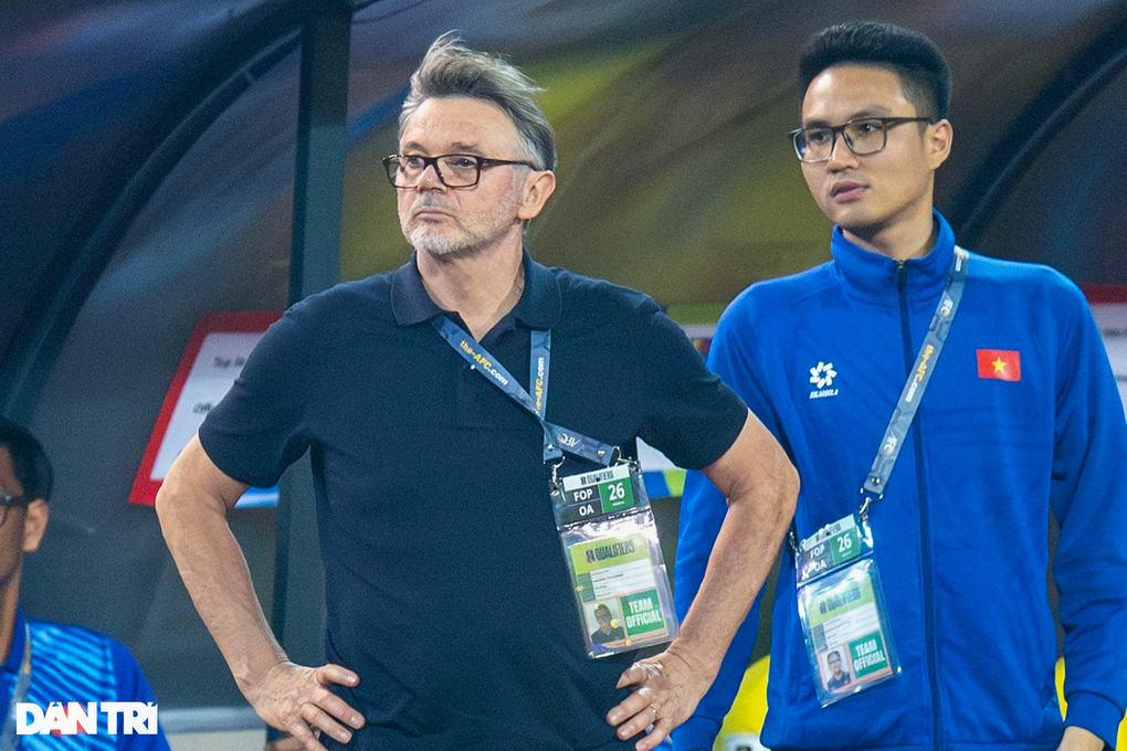 Chuyên gia: HLV Troussier dùng người sai, dàn trợ lý làm việc quá kém - 1 Chuyên gia: HLV Troussier dùng người sai, dàn trợ lý làm việc quá kém - 1