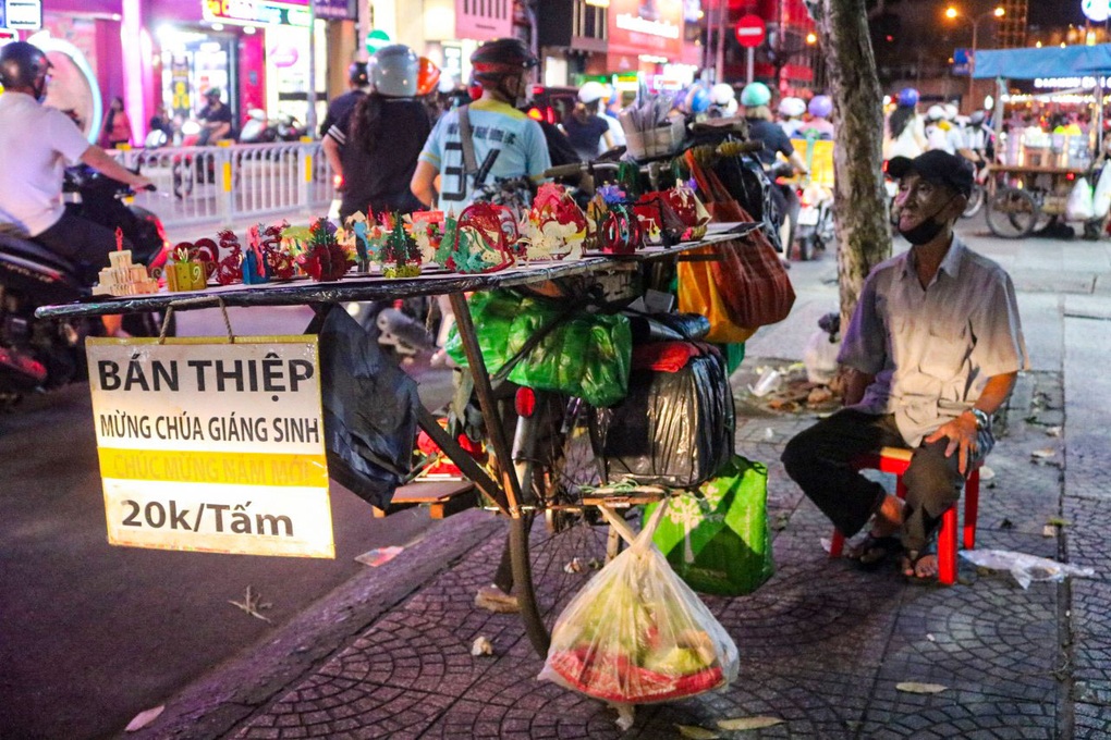 Cụ ông 70 tuổi không tiền, không gia đình, không ước mơ - 3 Cụ ông 70 tuổi không tiền, không gia đình, không ước mơ - 3