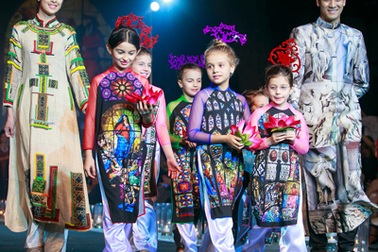 Nhiều "chân dài" khuấy động đêm thời trang Việt- Ý