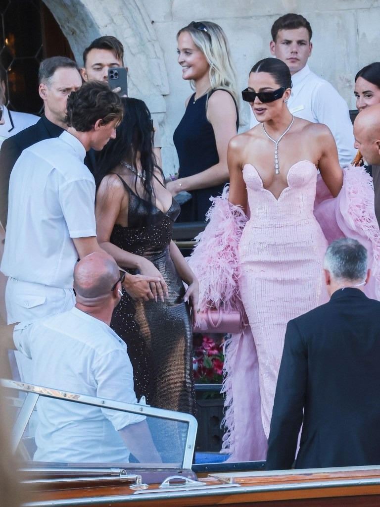 Chị em Kim Kardashian mặc hở bạo, bị chê cười tại tiệc cưới tỷ phú - 10 Chị em Kim Kardashian mặc hở bạo, bị chê cười tại tiệc cưới tỷ phú - 10