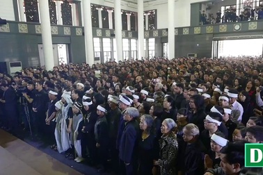 MC Anh Tuấn cùng Ban nhạc Bức Tường bật khóc khi giọng hát Trần Lập vang lên trong tang lễ. Clip: Quý Đoàn - Xuân Ngọc.