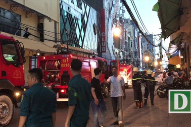 Cháy bảng hiệu quán karaoke, hàng chục người hốt hoảng tháo chạy