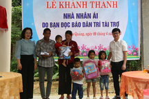 Cặp vợ chồng ngây dại cùng 4 đứa con thơ có nhà mới nhờ bạn đọc Dân trí