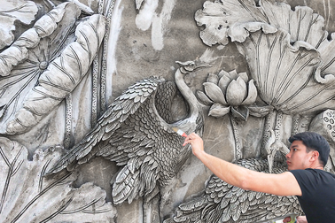 Kỹ sư ô tô, điện tử bỏ việc lập xưởng đắp phù điêu đẹp mãn nhãn