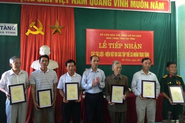 Tiếp nhận nhiều tài liệu, hiện vật cổ có giá trị