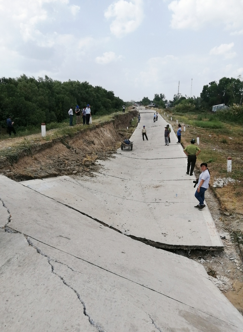 Phó Thủ tướng chỉ đạo xử lý vụ đê biển sụt lún, vỡ toác - 1 Phó Thủ tướng chỉ đạo xử lý vụ đê biển sụt lún, vỡ toác - 1