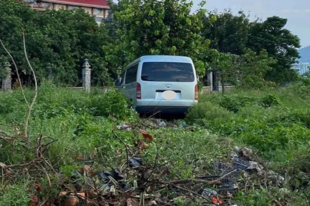 Lao thẳng ô tô lên bãi cỏ để bỏ trốn khi bị cảnh sát truy đuổi - 1 Lao thẳng ô tô lên bãi cỏ để bỏ trốn khi bị cảnh sát truy đuổi - 1