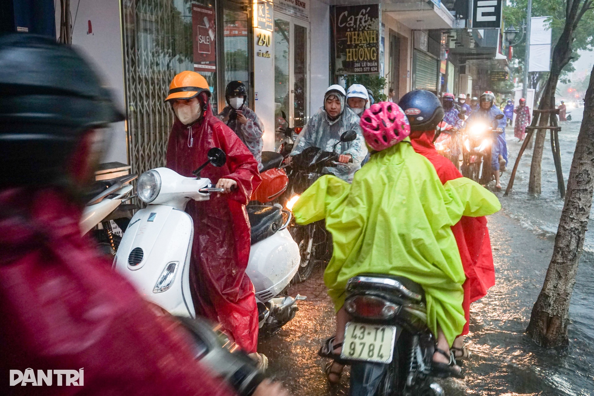 Đà Nẵng mưa trắng trời, đường phố mênh mông nước - 4 Đà Nẵng mưa trắng trời, đường phố mênh mông nước - 4
