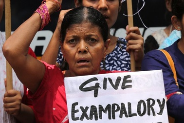 Ấn Độ: Bé gái 14 tuổi bị hiếp dâm 2 lần trong 2 ngày bởi 2 nhóm đàn ông khác nhau