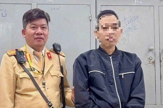 CSGT và người dân bắt cướp trên phố Hà Nội