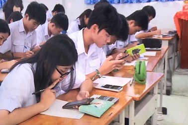 Cho học sinh dùng điện thoại trong giờ học: Hại chồng hại!