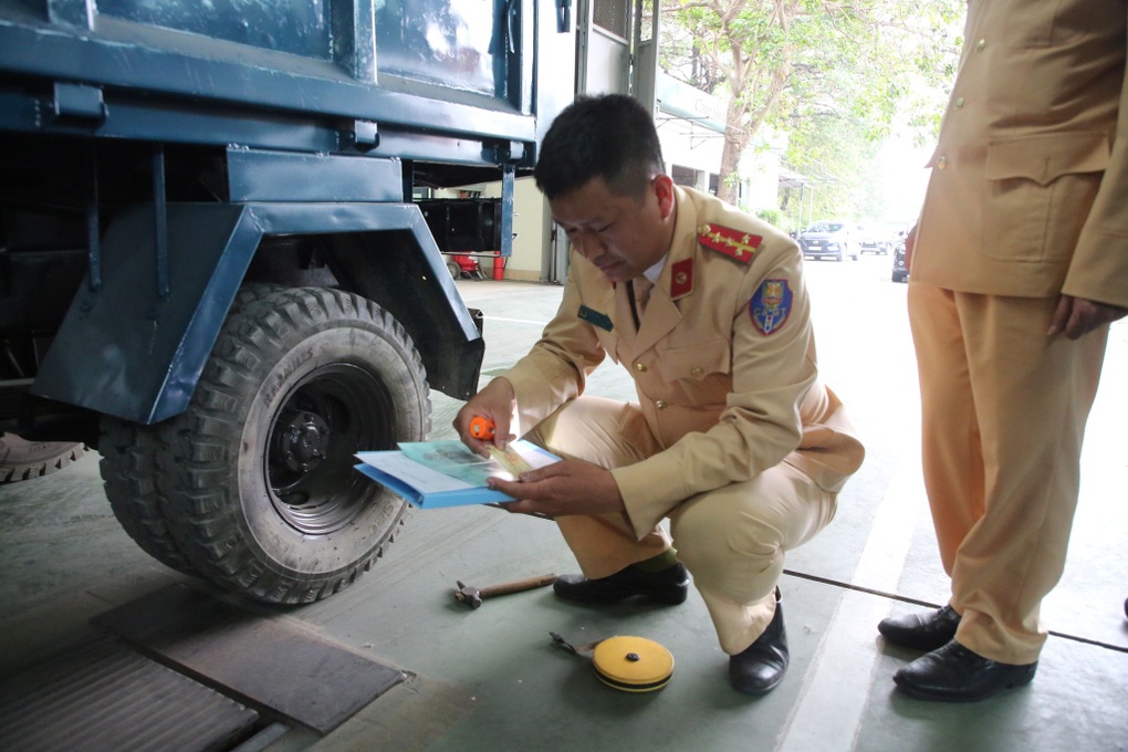 Cảnh sát giao thông hỗ trợ trung tâm đăng kiểm ngay sau khi được tăng cường - 5 Cảnh sát giao thông hỗ trợ trung tâm đăng kiểm ngay sau khi được tăng cường - 5