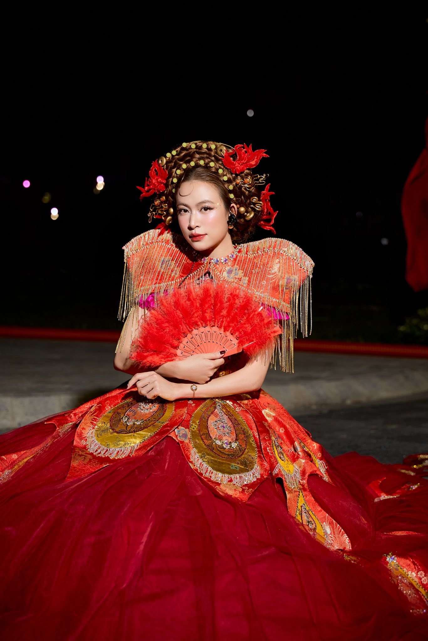 Hoàng Thùy Linh say mê phong cách thời trang dân gian đương đại - 4 Hoàng Thùy Linh say mê phong cách thời trang dân gian đương đại - 4