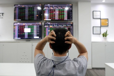 Chứng khoán giảm đột ngột, giới đầu tư nghỉ cuối tuần trong thấp thỏm
