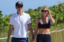 Ivanka Trump thu hút ánh nhìn khi dạo bộ cùng chồng