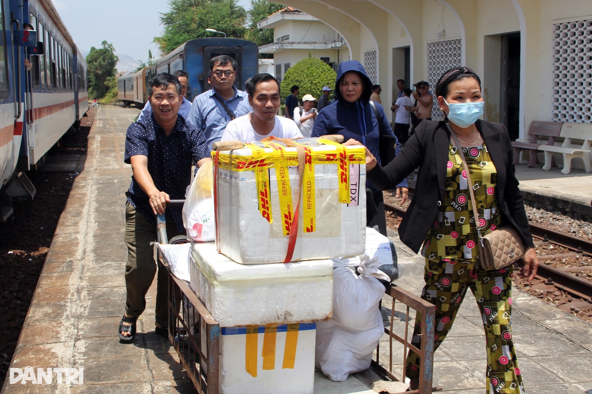 Sạt lở hầm đường sắt Bãi Gió: Khoan xuyên sườn núi, đổ bê tông để gia cố - 10