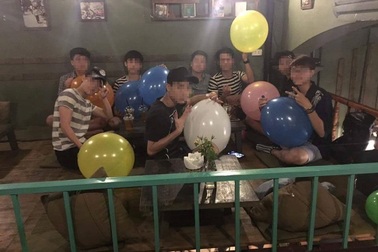 Thiếu nữ chân đi không vững… vì hít bóng cười