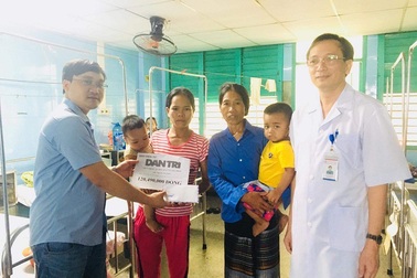 Bạn đọc giúp đỡ gia đình cậu bé dân tộc bị bệnh thận nặng xây nhà mới