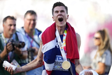 Không có HLV, vận động viên người Na Uy vẫn vô địch thế giới