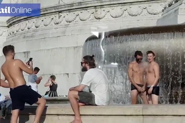 Cảnh sát truy lùng nhóm du khách ngoại quốc khỏa thân tại đài tưởng niệm chiến tranh