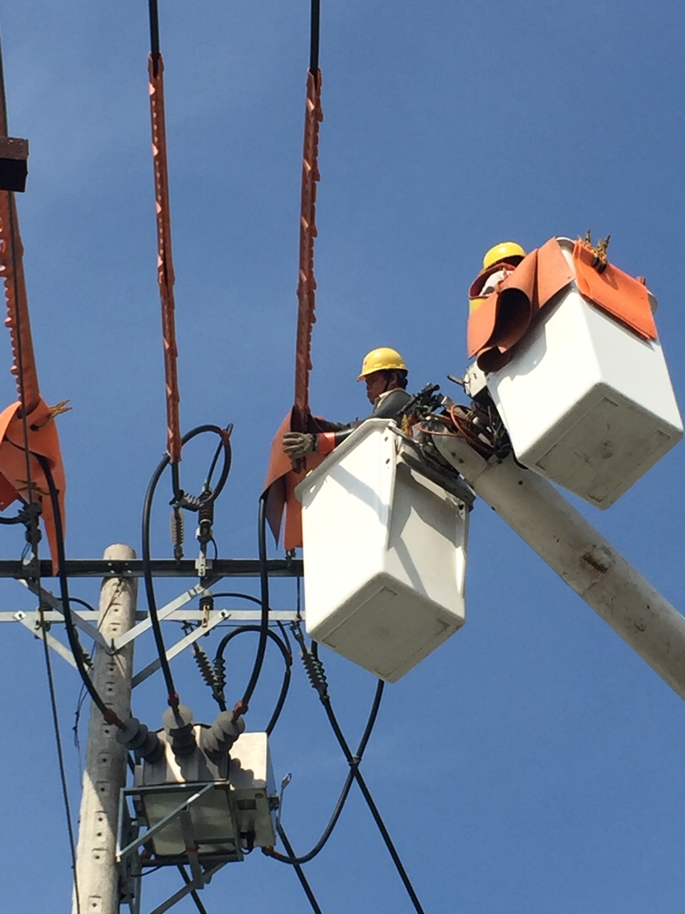 EVNHCMC khuyến cáo người dân đề phòng tai nạn điện khi mưa giông - 1 EVNHCMC khuyến cáo người dân đề phòng tai nạn điện khi mưa giông - 1