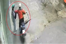 Nữ sinh bị giật điện thoại trong tích tắc ở TPHCM