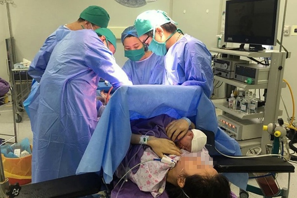 Thai phụ 30 tuổi mắc ung thư đại tràng vẫn “gồng mình” giữ con - 1 Thai phụ 30 tuổi mắc ung thư đại tràng vẫn “gồng mình” giữ con - 1