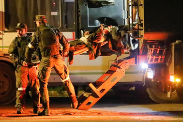 Ukraine lệnh binh sĩ ở pháo đài Azovstal đầu hàng, sơ tán thương binh