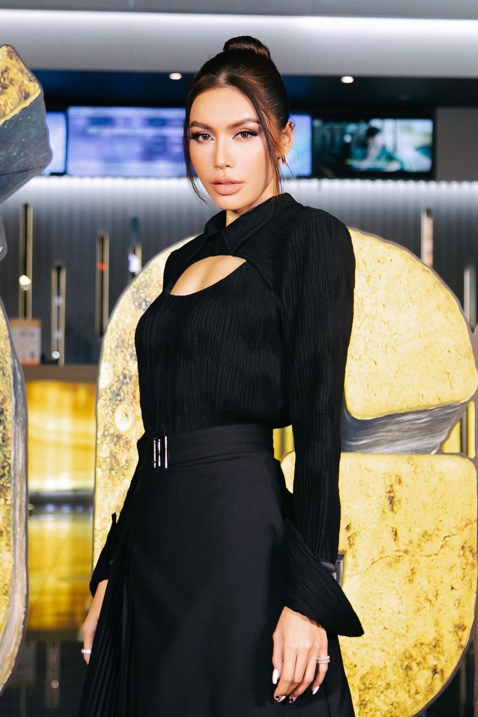 Minh Tú cực sexy, nổi loạn sau vai phản diện trong phim Bố già - 1 Minh Tú cực sexy, nổi loạn sau vai phản diện trong phim Bố già - 1