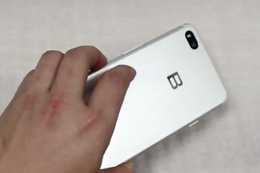 Bkav đang đàm phán bán Bphone 2018 qua các nhà mạng