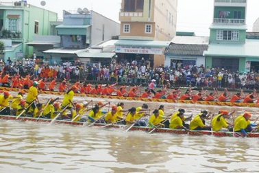 Hàng trăm người đổ ra bờ sông từ mờ sáng xem đua ghe ngo