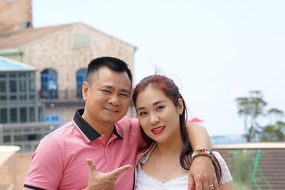 Khoảnh khắc hạnh phúc của NSND Tự Long bên vợ đẹp - 6
