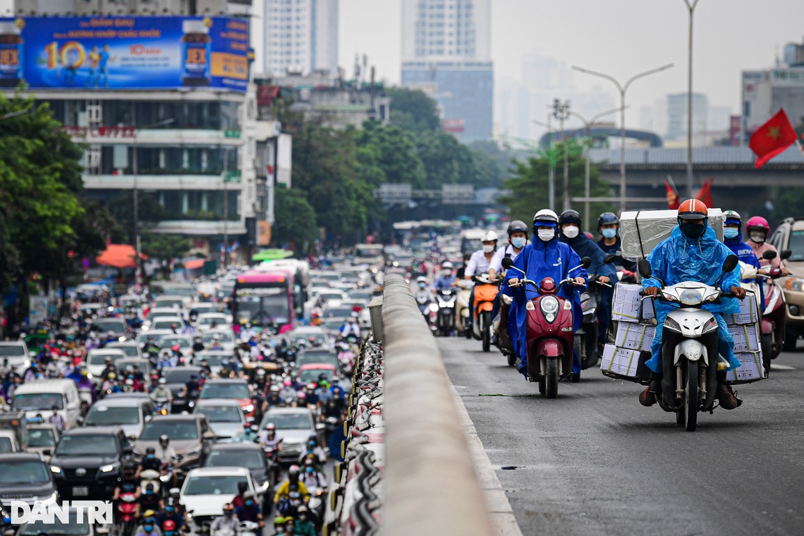 Mưa lớn trong đêm ở Hà Nội: Cây to bật gốc đè vào nhà dân trên phố cổ - 8 Mưa lớn trong đêm ở Hà Nội: Cây to bật gốc đè vào nhà dân trên phố cổ - 8