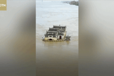 Ngôi chùa cổ nằm giữa lòng sông hứng vô số trận đại hồng thủy vẫn đứng vững