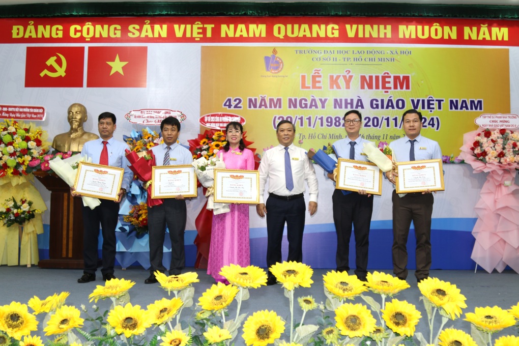 Nhà giáo ngành lao động phía Nam gặp mặt nhân ngày 20/11 - 4 Nhà giáo ngành lao động phía Nam gặp mặt nhân ngày 20/11 - 4