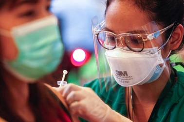 Vắc xin ồ ạt đổ về châu Á giữa "cuồng phong" Covid-19