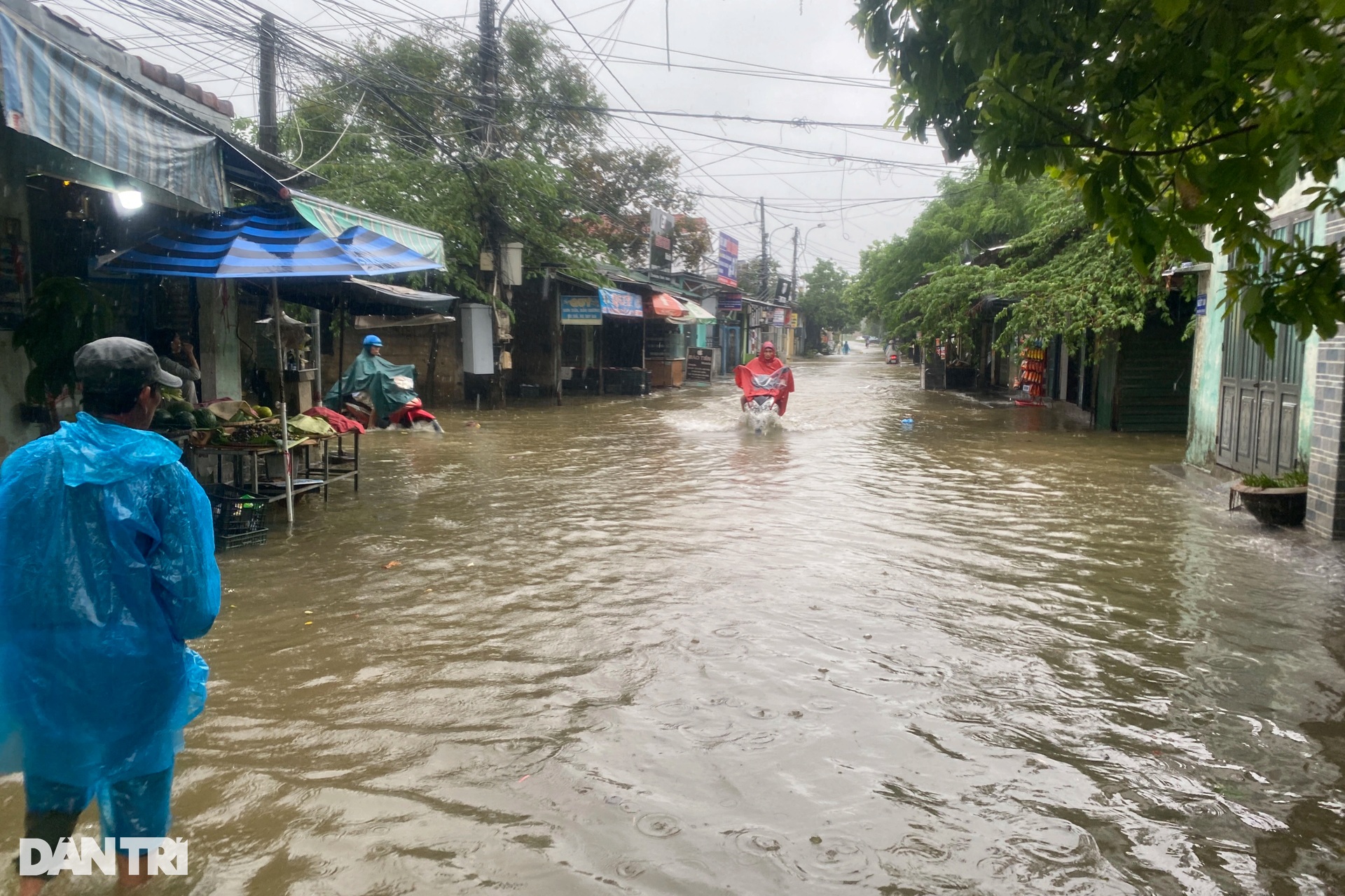 Mưa lớn làm nhiều khu dân cư, đường giao thông ở Huế bị ngập sâu - 1 Mưa lớn làm nhiều khu dân cư, đường giao thông ở Huế bị ngập sâu - 1