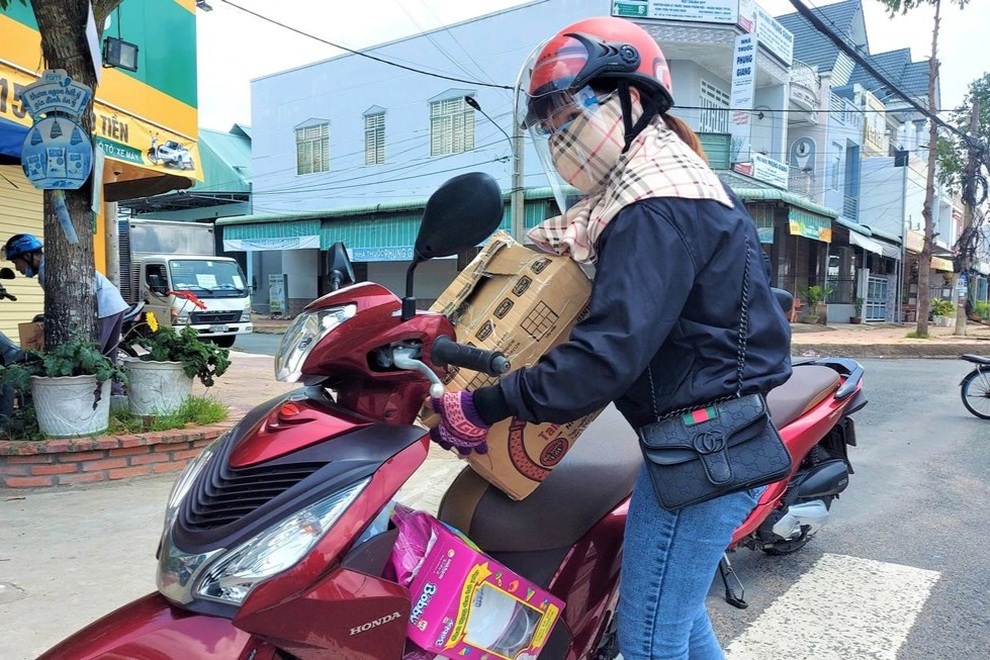 Ngày đầu nới lỏng giãn cách người dân Cần Thơ hồ hởi đi hớt tóc, mua sắm - 2