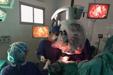 Đang khỏe mạnh, bé trai 11 tuổi bỗng lơ mơ, liệt tay chân sau dấu hiệu buồn nôn