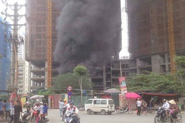 Hà Nội: Công nhân cuống cuồng sơ tán đồ đạc vì khu lán ở bốc cháy