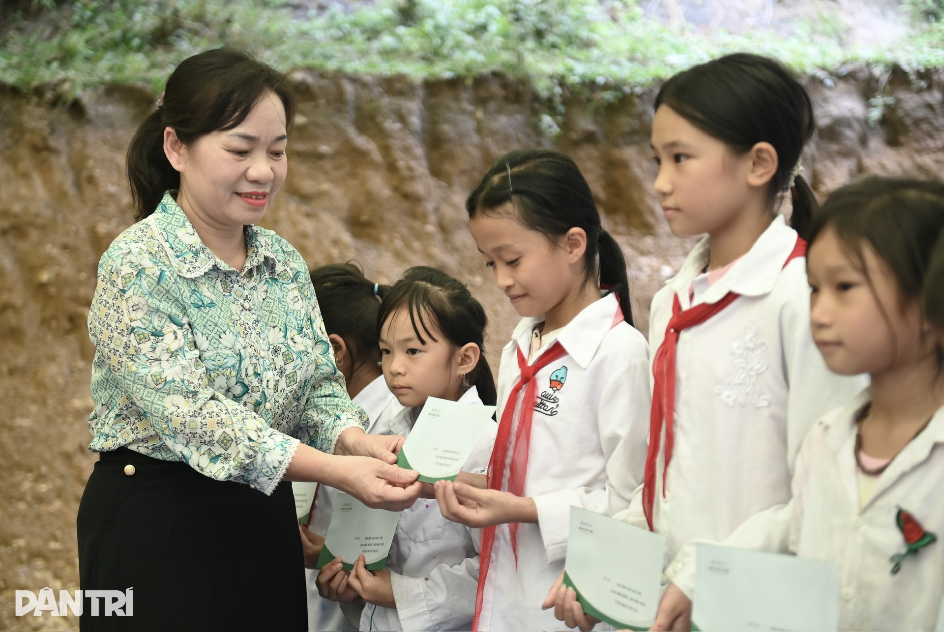 Khởi công cầu Dân trí, xóa nỗi ám ảnh của người dân Cao Bồ khi mưa lũ về - 15 Khởi công cầu Dân trí, xóa nỗi ám ảnh của người dân Cao Bồ khi mưa lũ về - 15