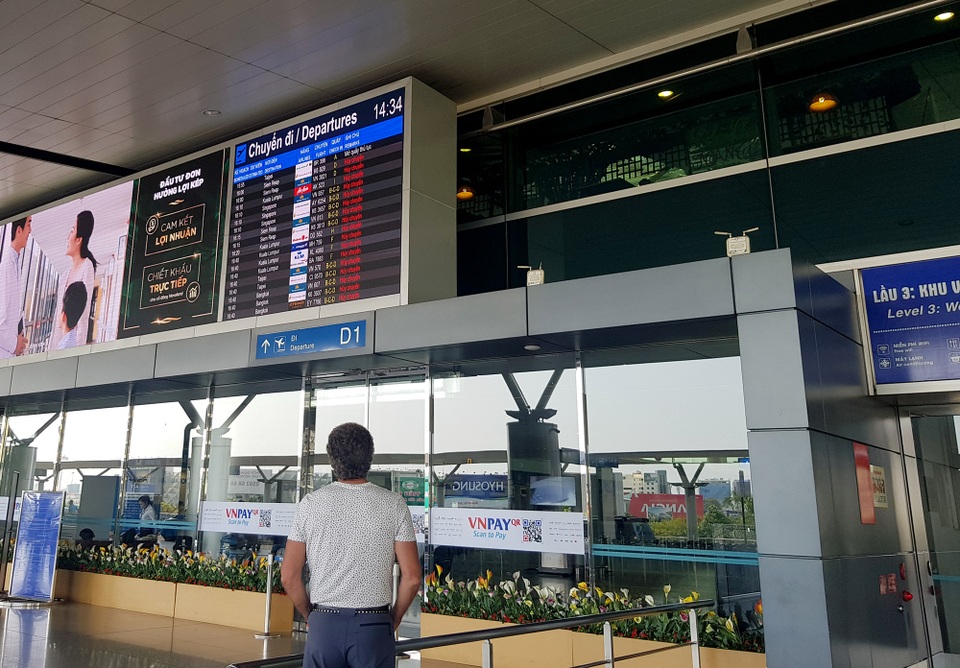 Sân bay Tân Sơn Nhất vắng ngắt sau lệnh dừng nhập cảnh - 2 Sân bay Tân Sơn Nhất vắng ngắt sau lệnh dừng nhập cảnh - 2