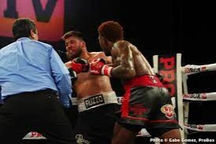 Hi hữu tình huống võ sĩ vung tay đấm nhầm... trọng tài